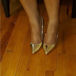 Beautiful gold shiny pump that will compliment your style. In a size 8